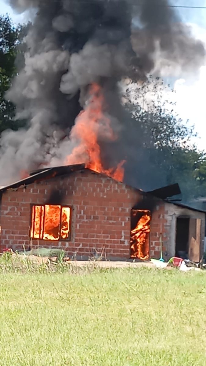 Bombeiros combatem incêndio em Linha Geraldo