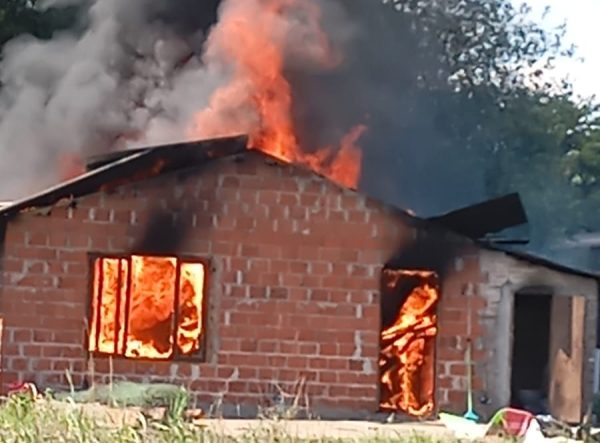 Bombeiros combatem incêndio em Linha Geraldo