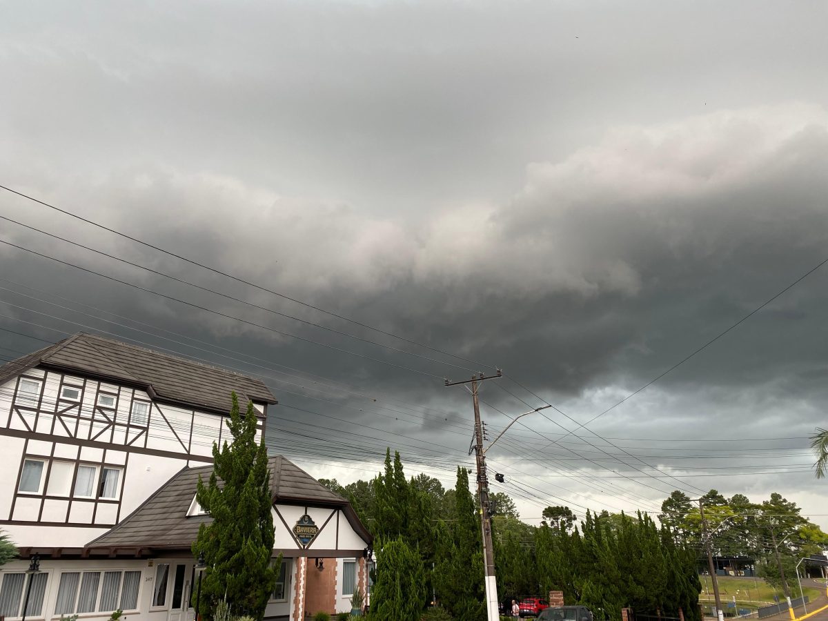 Calor intenso antecede semana de Natal com chuva e temporais no Estado