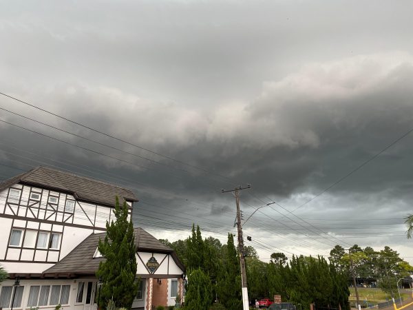 Calor intenso antecede semana de Natal com chuva e temporais no Estado