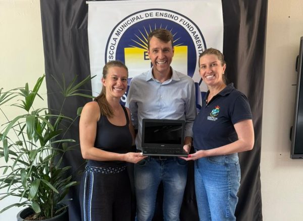 Imigrante entrega Chromebooks para escolas da rede municipal