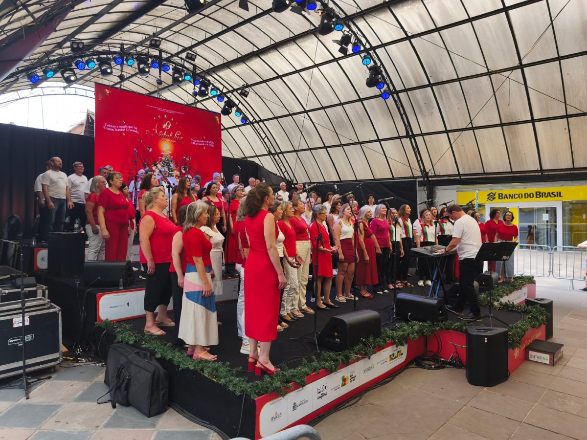 Grande Coral de Natal se apresenta no 40º Natal Luz, em Gramado