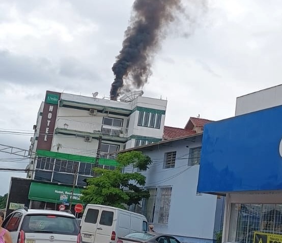 Bombeiros controlam incêndio em chaminé de restaurante