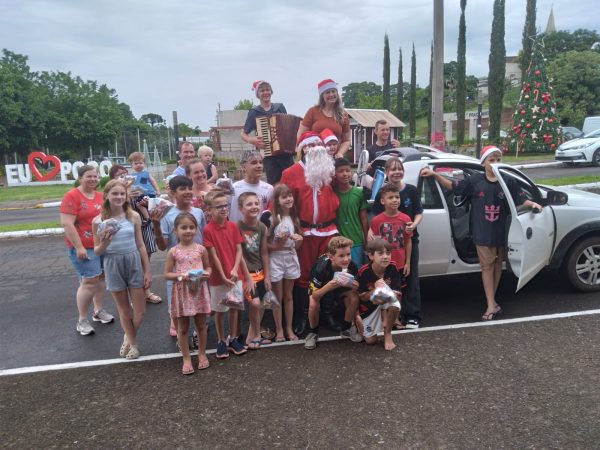 Grupo de amigos faz ação especial no dia de Natal