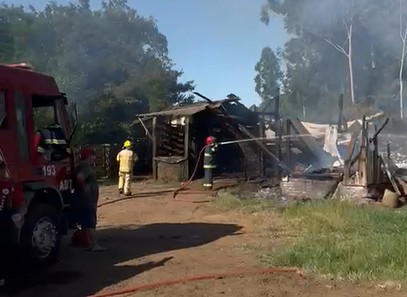 Incêndio atinge galpão e mobiliza forças de segurança