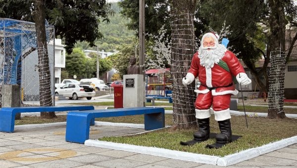 Praça do Bairro Languiru recebe decoração natalina
