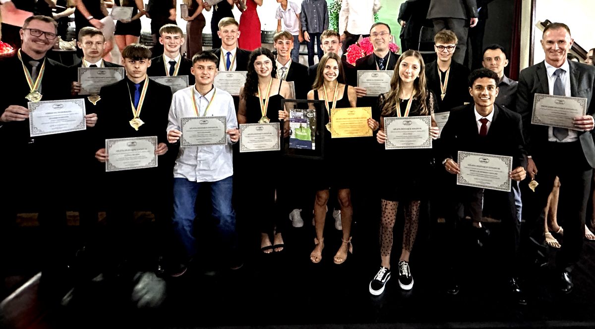Representantes da equipe teutoniense homenageados pela Faergs, Foto: Colégio Teutônia/Divulgação