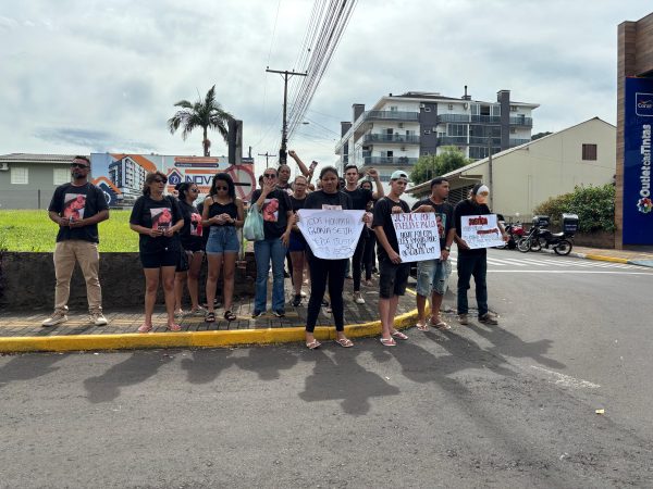 Amigos e familiares de vitimas de acidente realizam protesto em Languiru