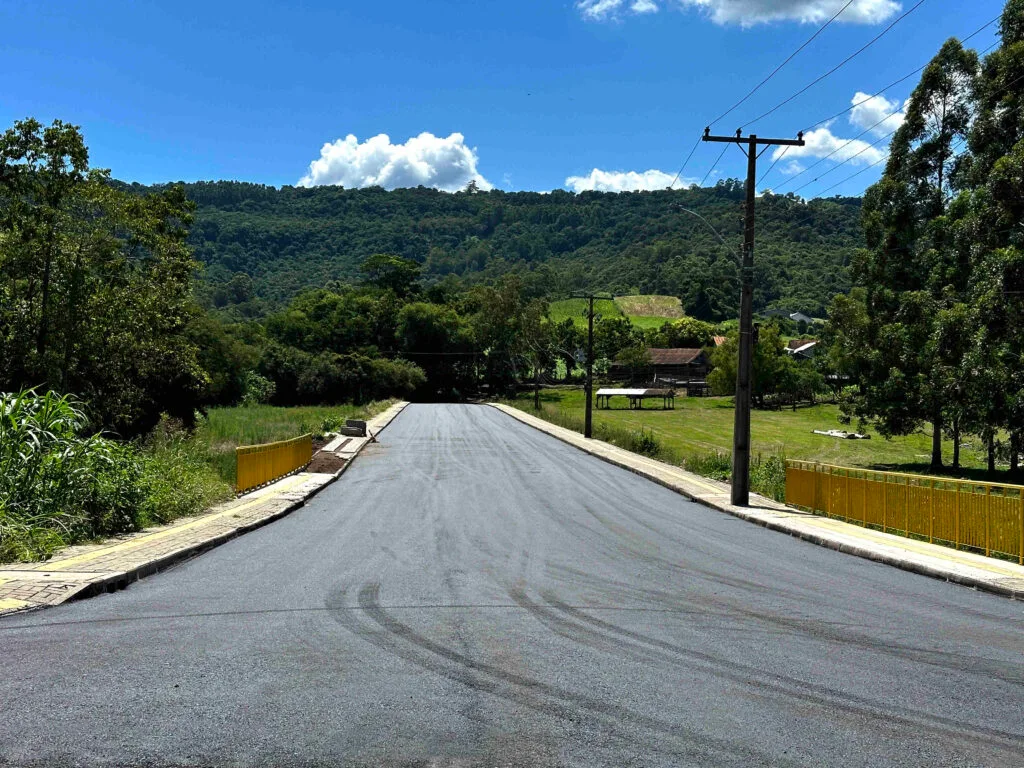 Trecho de asfalto da Rua Benno Grave é concluído