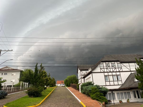 Defesa Civil alerta para tempestades no fim de semana