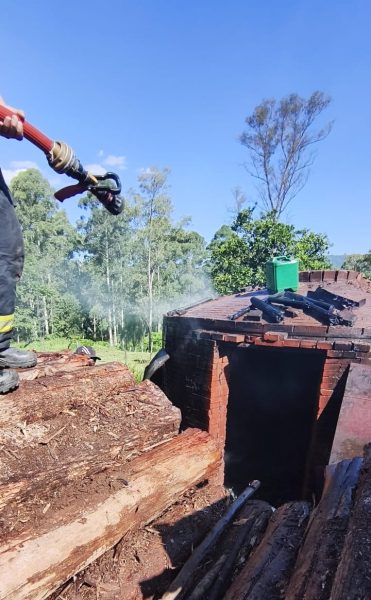 Incêndio atinge forno de carvão em Paverama