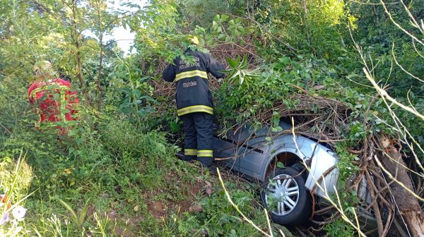 Bombeiros Voluntários atendem saída de pista na ERS-128