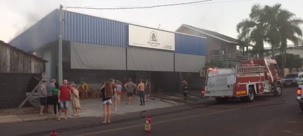 Incêndio atinge agropecuária no Bairro Teutônia