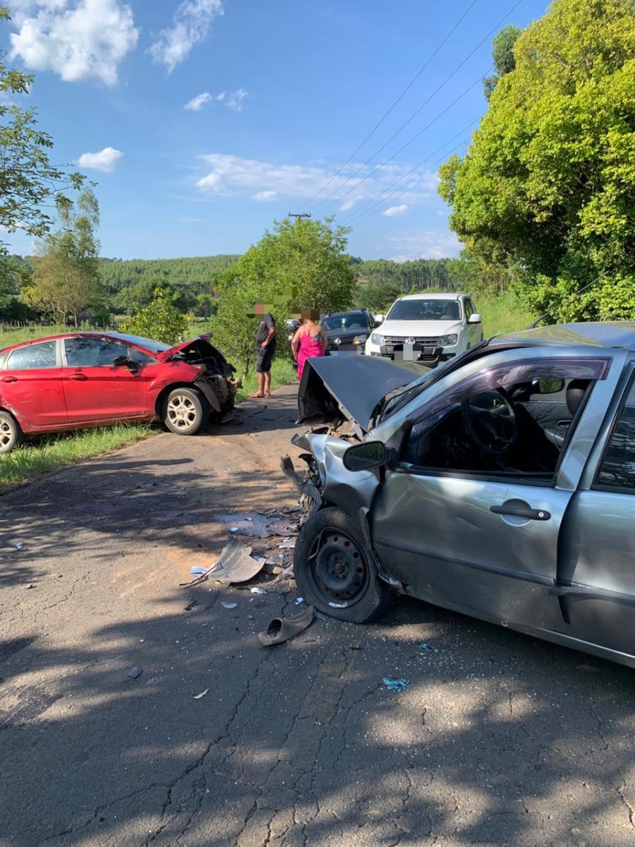 Colisão frontal deixa duas pessoas feridas na VRS-835