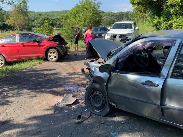 Colisão frontal deixa duas pessoas feridas na VRS-835
