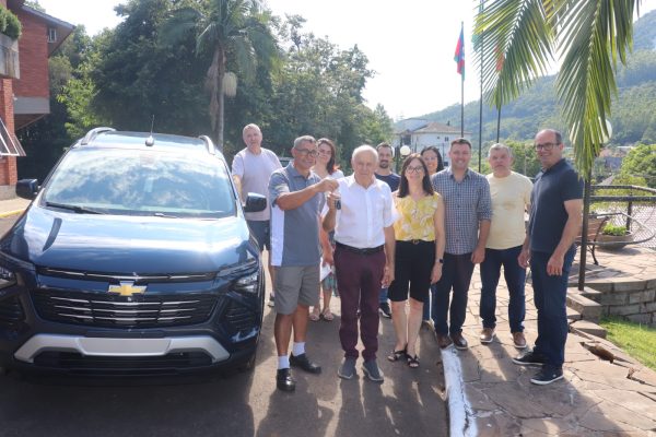 Secretaria de Saúde recebe novo veículo para transporte de pacientes