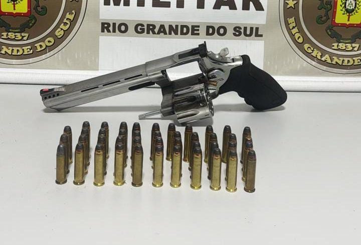 Com o indivíduo, BM apreendeu um revólver calibre .357, além de 48 munições. Foto: DIVULGAÇÃO 
