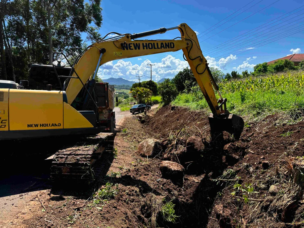 Westfália realiza limpeza e manutenção de via em Linha Frank