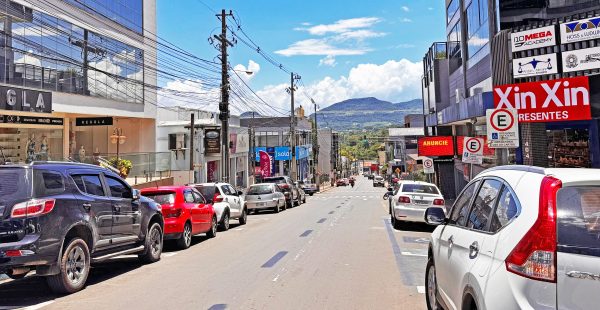 Como você analisa a intenção de implantar o estacionamento rotativo nos bairros Canabarro e Languiru?