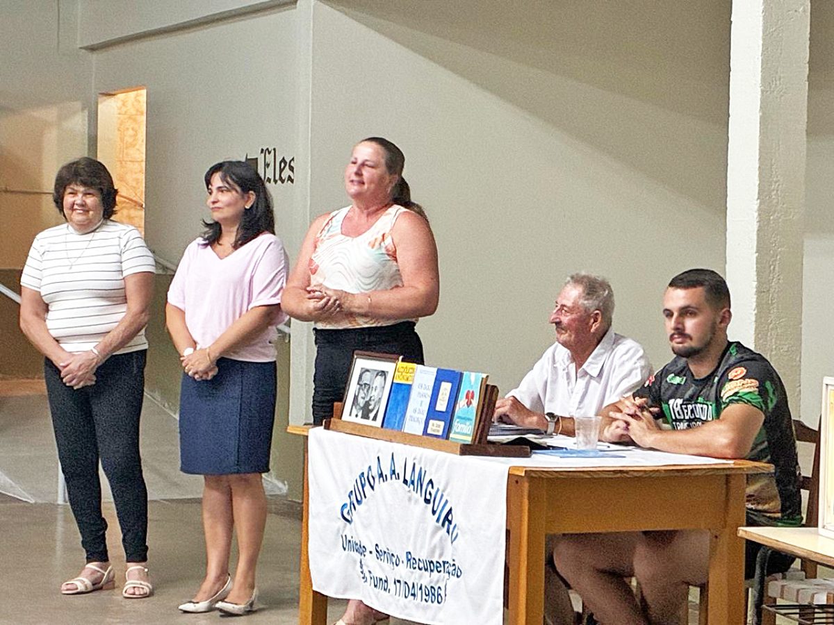 Reunião festiva integra membros dos Alcoólicos Anônimos dos vales do Taquari, Paranhana e Serra
