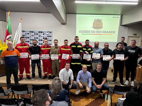 Voluntários e civis recebem distinção “Heróis do Rio Grande” da AL