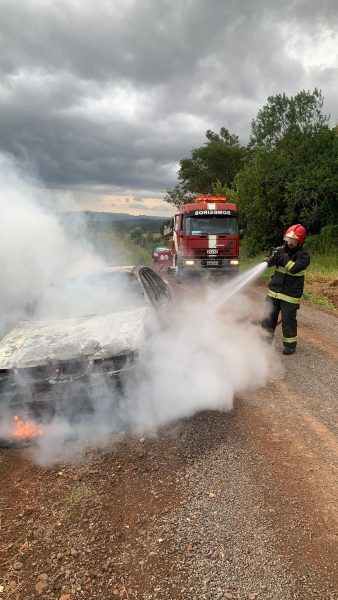 Veículo é destruído por incêndio no interior de Teutônia