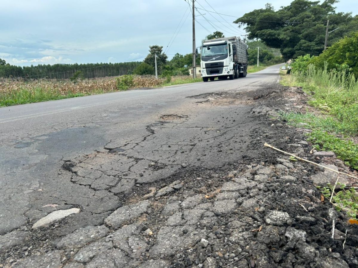 Buracos, sinalização precária e tráfego em alta desafiam condutores na VRS-835