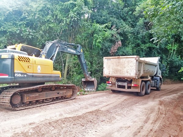 Prefeitura realiza manutenção na Estrada Geral de Linha Catarina
