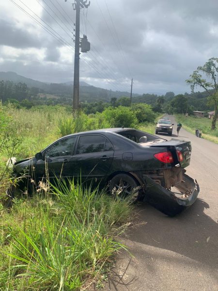 Carro capota em estrada da Linha Boa Vista