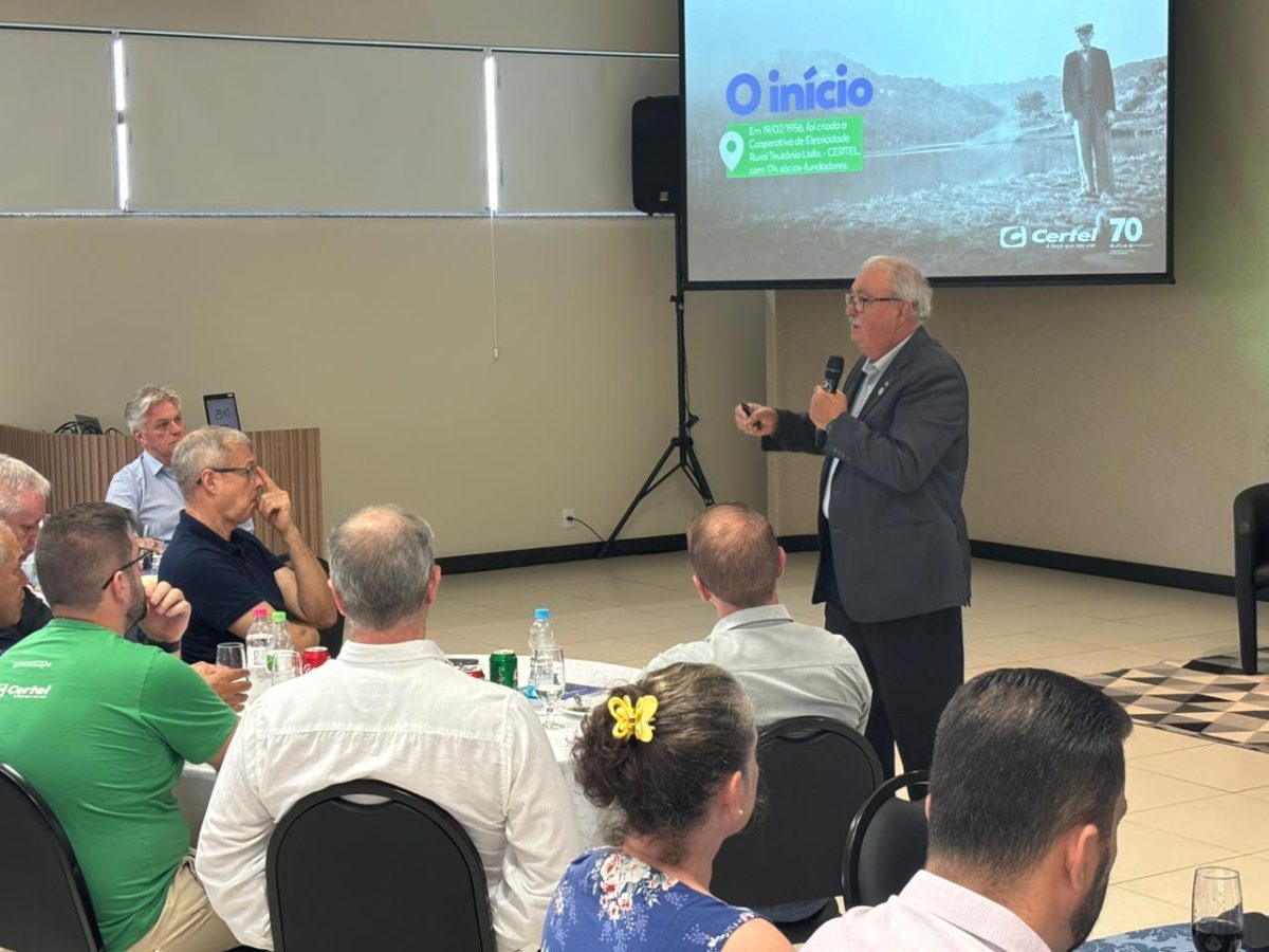 Presidente exaltou solidez da cooperativa, investimentos e contribuição para o desenvolvimento regional. Foto: Marcel Lovato