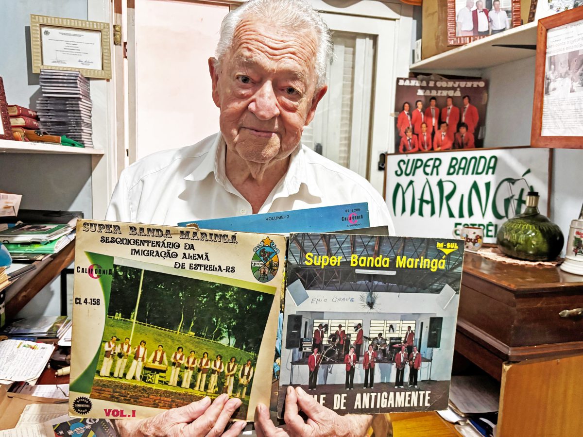 Norberto exibe dois dos álbuns mais conhecidos da Super Banda Maringá: o Sesquicentenário da Imigração Alemã em Estrela, e o volume intitulado "Baile de Antigamente", seu preferido. Foto: Marco Mallmann