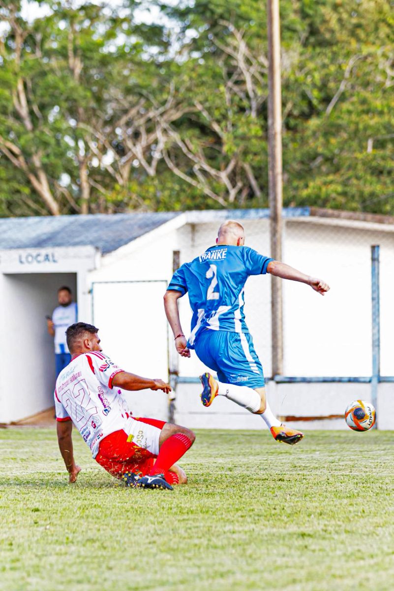 Jogando em casa, o Poço das Antas (de uniforme azul) se impôs e goleou o Atlético Gaúcho por 3x0 no dia 1º/3 (FOTO: RODRIGO AUTH E LUAN KEVIN/FOTOGRAFIA ESPORTIVA/DIVULGAÇÃO)