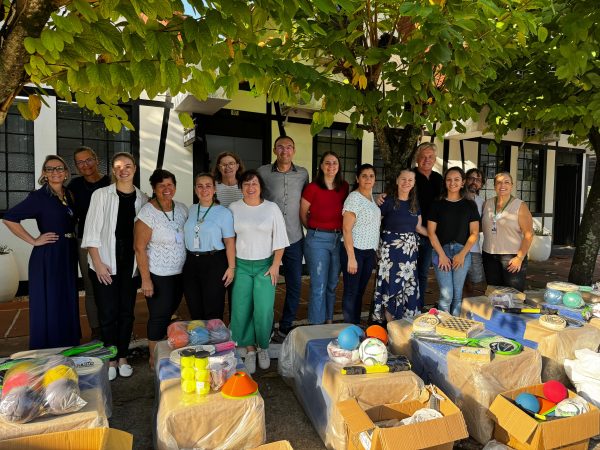 Teutônia entrega materiais esportivos às escolas comunitárias de educação infantil