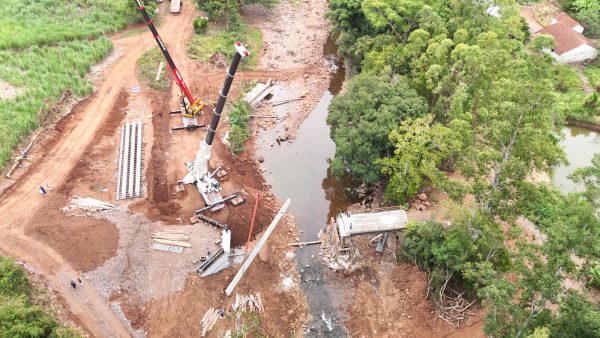Içamento de vigas marca avanço na reconstrução da Ponte do Cafundó