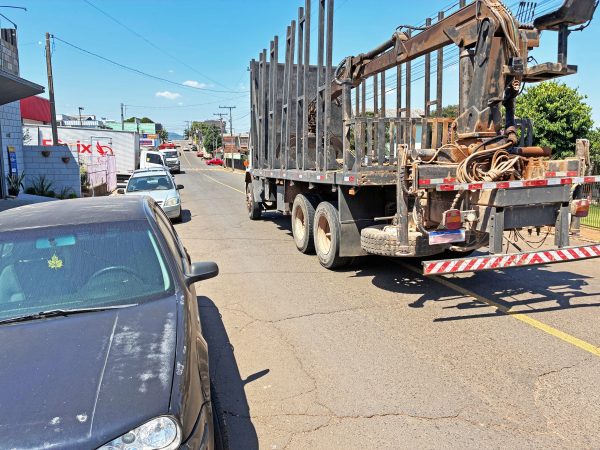 Movimento crescente desafia trânsito na Rua Tiradentes
