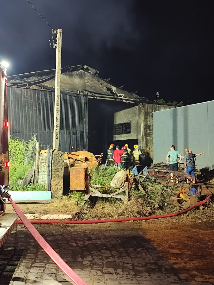 Fogo destrói oficina mecânica em Fazenda Vilanova