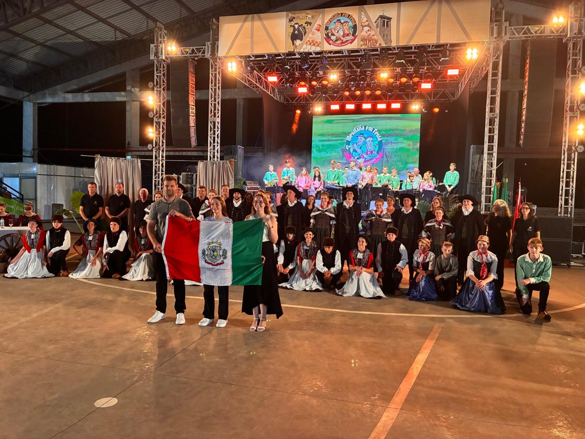 Músicos, coralistas e dançarinos que realizaram as apresentações artísticas da noite