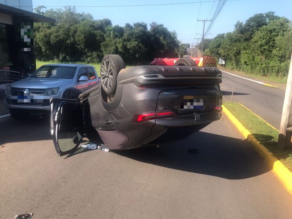 Veículo com mãe e bebê capota após colisão na Avenida Um Leste