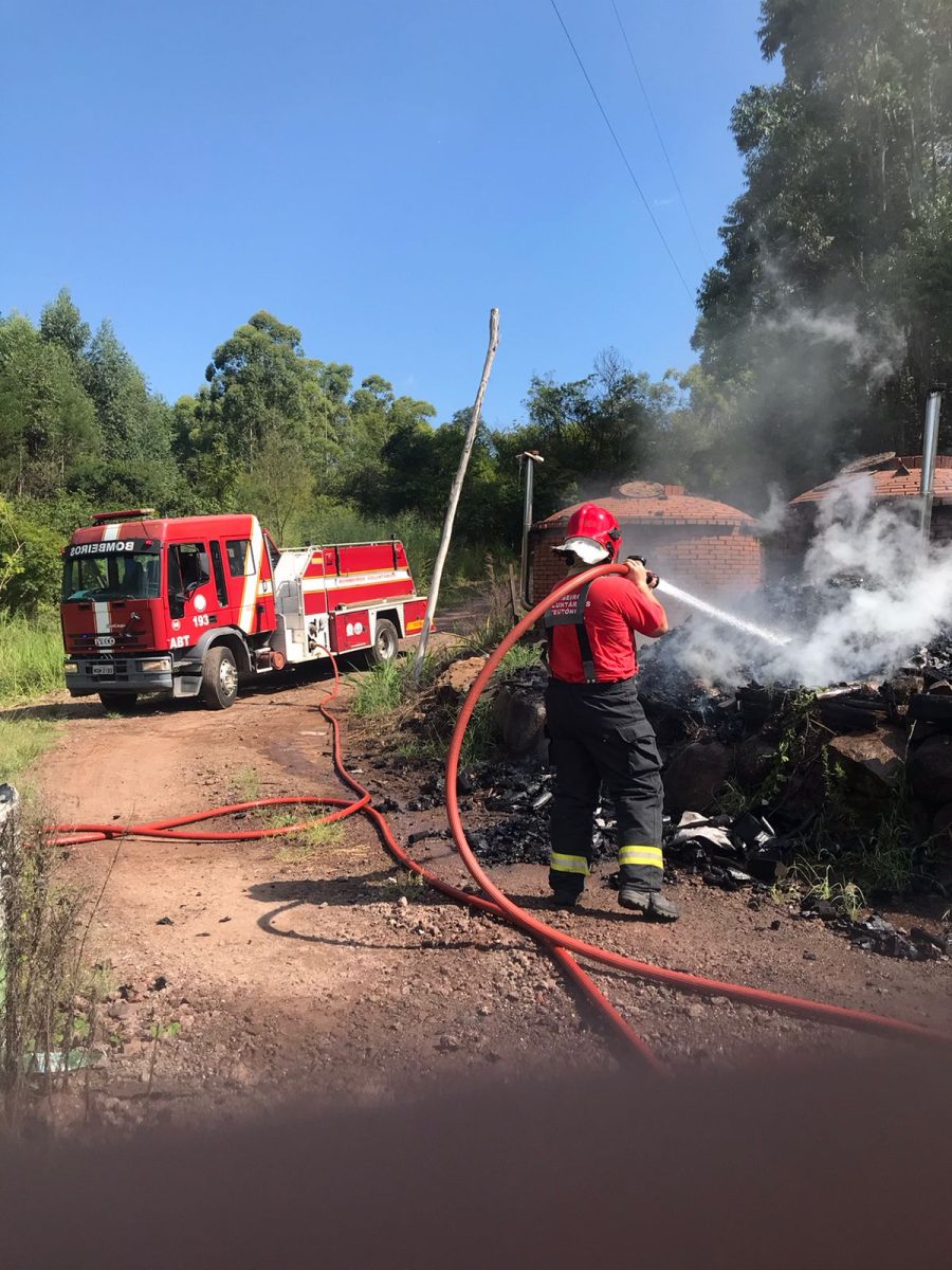 Incêndio atinge forno de carvão no interior de Paverama