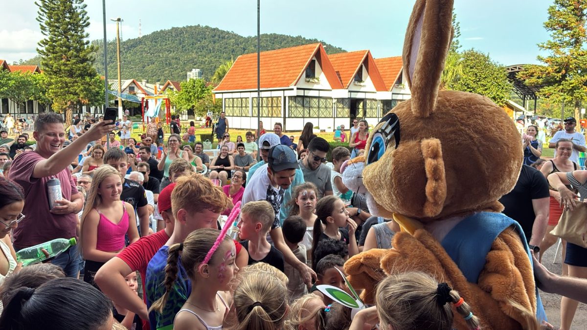 Chegada do Coelho foi um dos destaques e fez a alegria da criançada. Foto Marco Mallmann