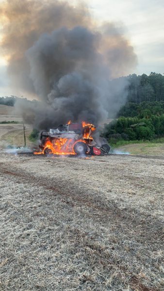 Colheitadeira é destruída por incêndio no interior de Paverama