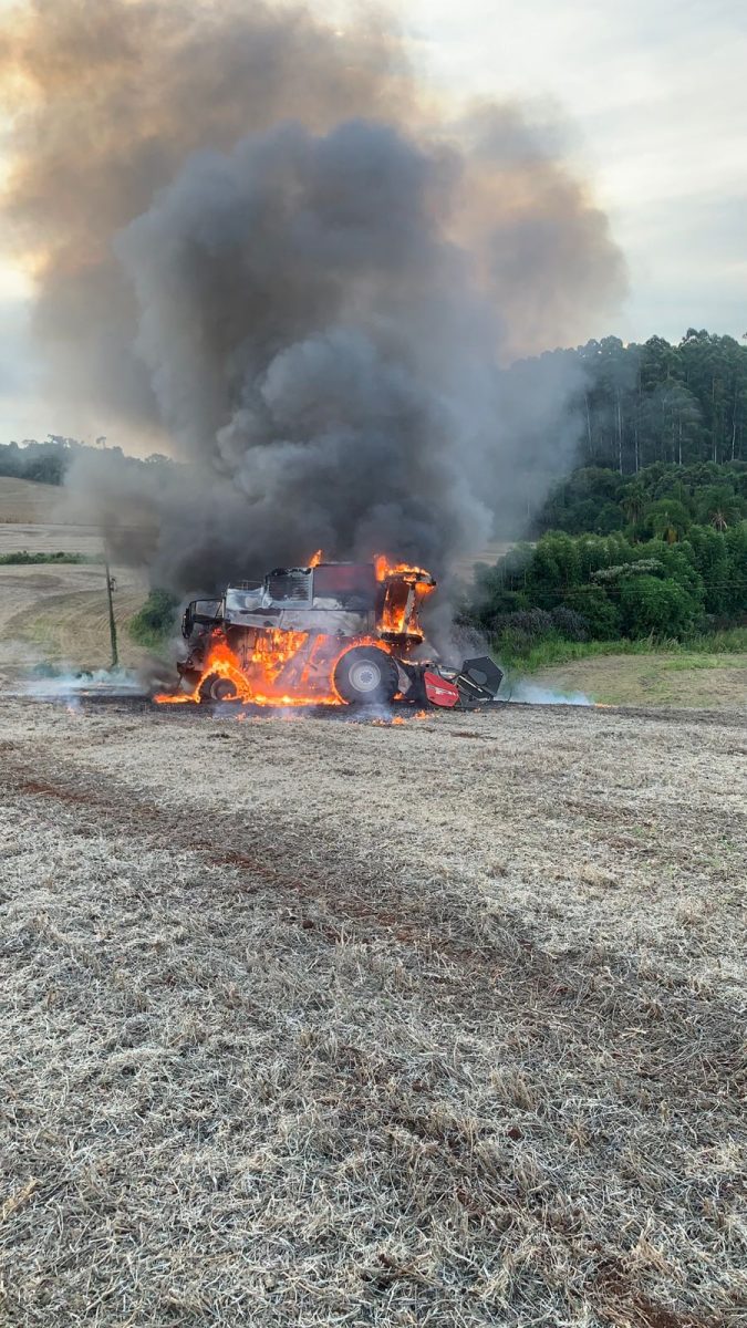 Máquina ficou destruída. Fotos: Bombeiros Voluntários de Teutônia
