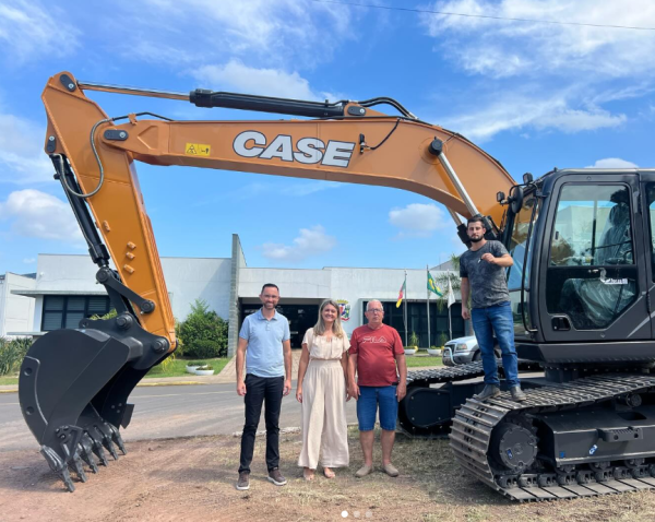 Município recebe nova escavadeira hidráulica