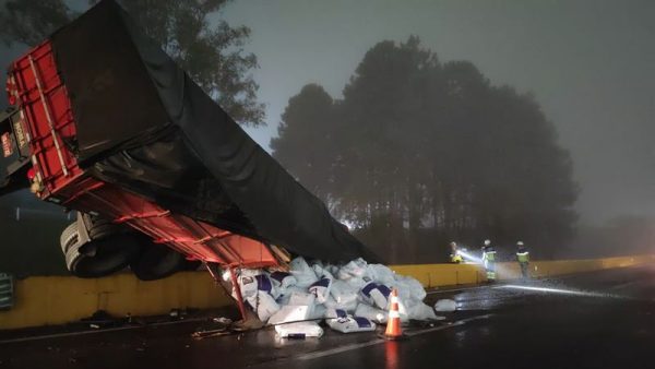 Caminhão de Teutônia tomba na ERS-122, na Serra