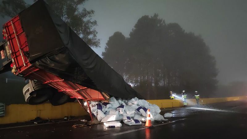 Caminhão de Teutônia tomba na ERS-122, na Serra