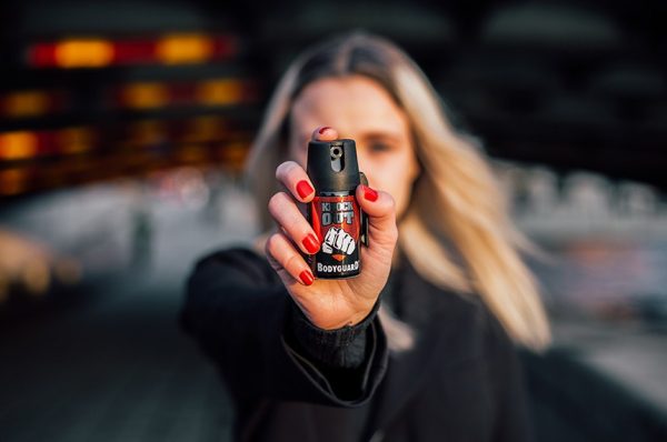 Deputados aprovam venda de spray de pimenta para autodefesa feminina