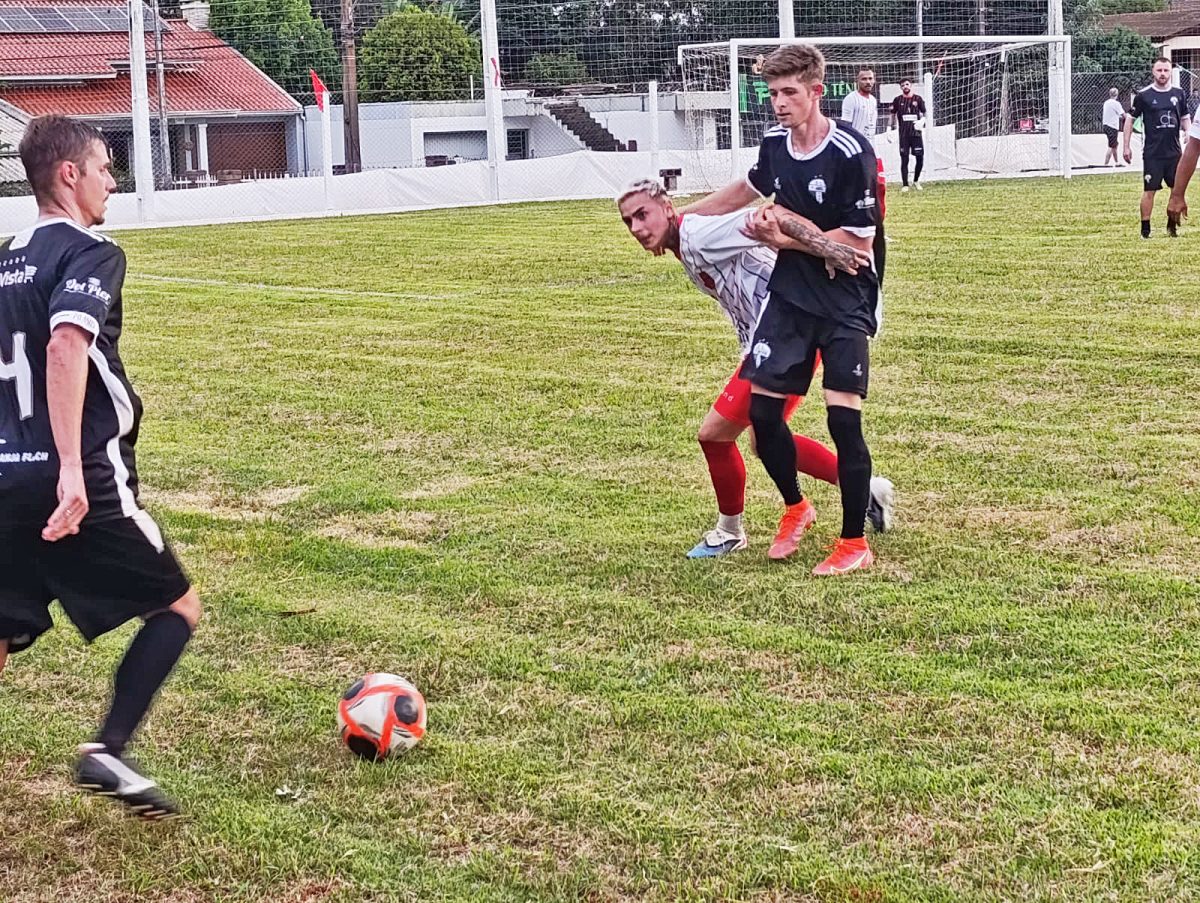 11 Amigos (uniforme preto) recebe o Flamengo de Westfália neste domingo, em Boa Vista, Poço das Antas. Já o Canabarrense (de camisa clara e calção vermelho) folga na rodada (Foto: Marcos Beuren)