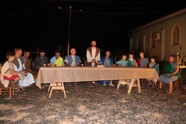 Encenação da Paixão de Cristo reúne comunidade e emociona público em Linha Germano
