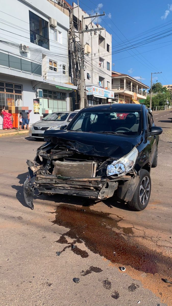 Colisão entre dois carros deixa feridos no Canabarro