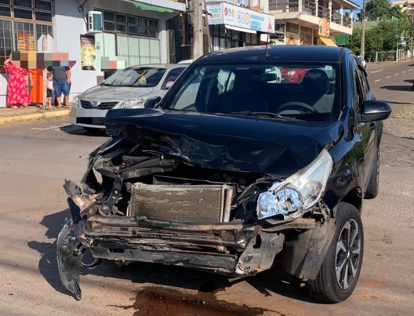 Colisão entre dois carros deixa feridos no Canabarro
